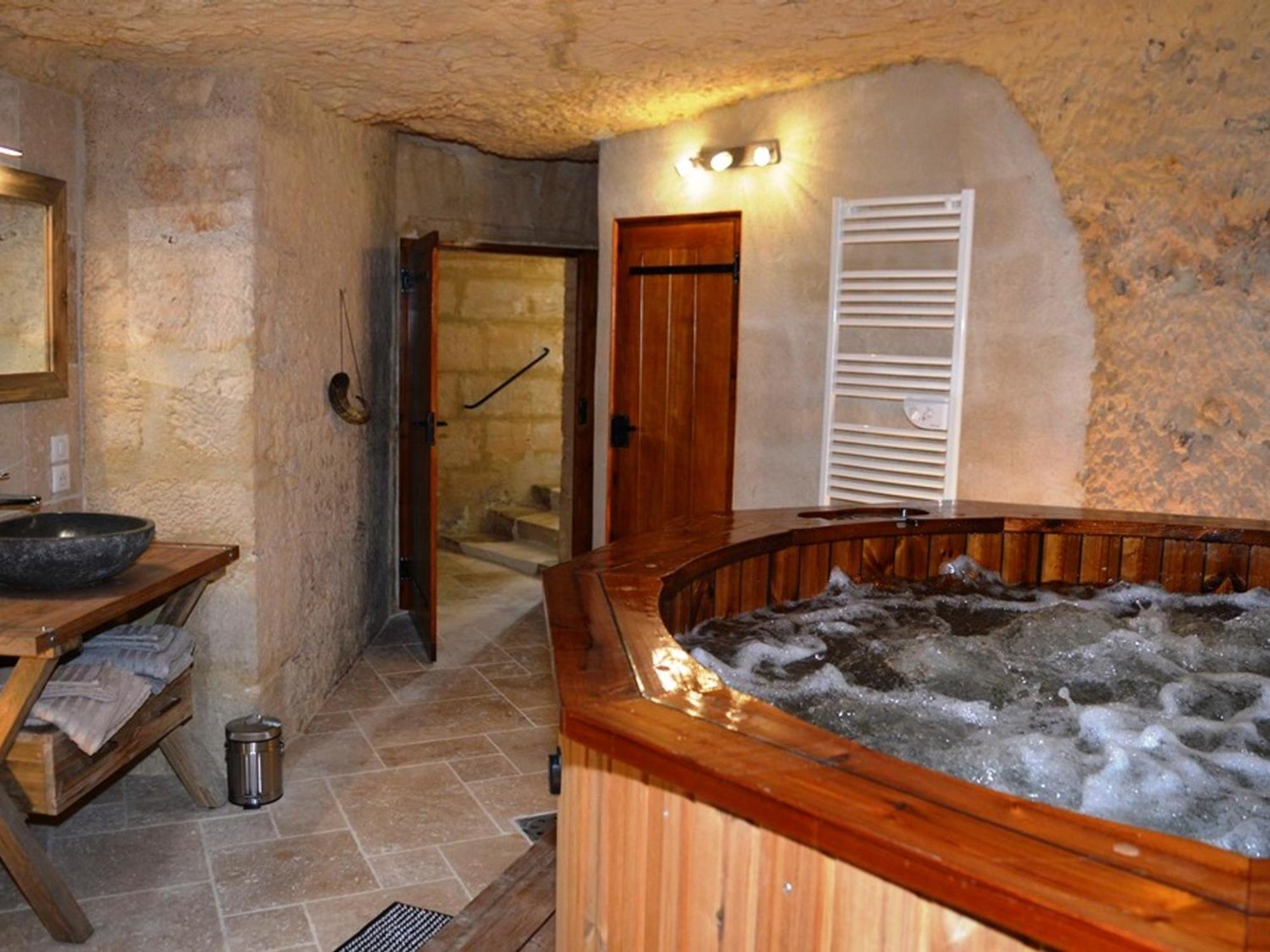 Maison Troglodyte Elegante Avec Spa, Salle De Jeux Et Jardin Clos A Vouvray - Fr-1-381-87 외부 사진