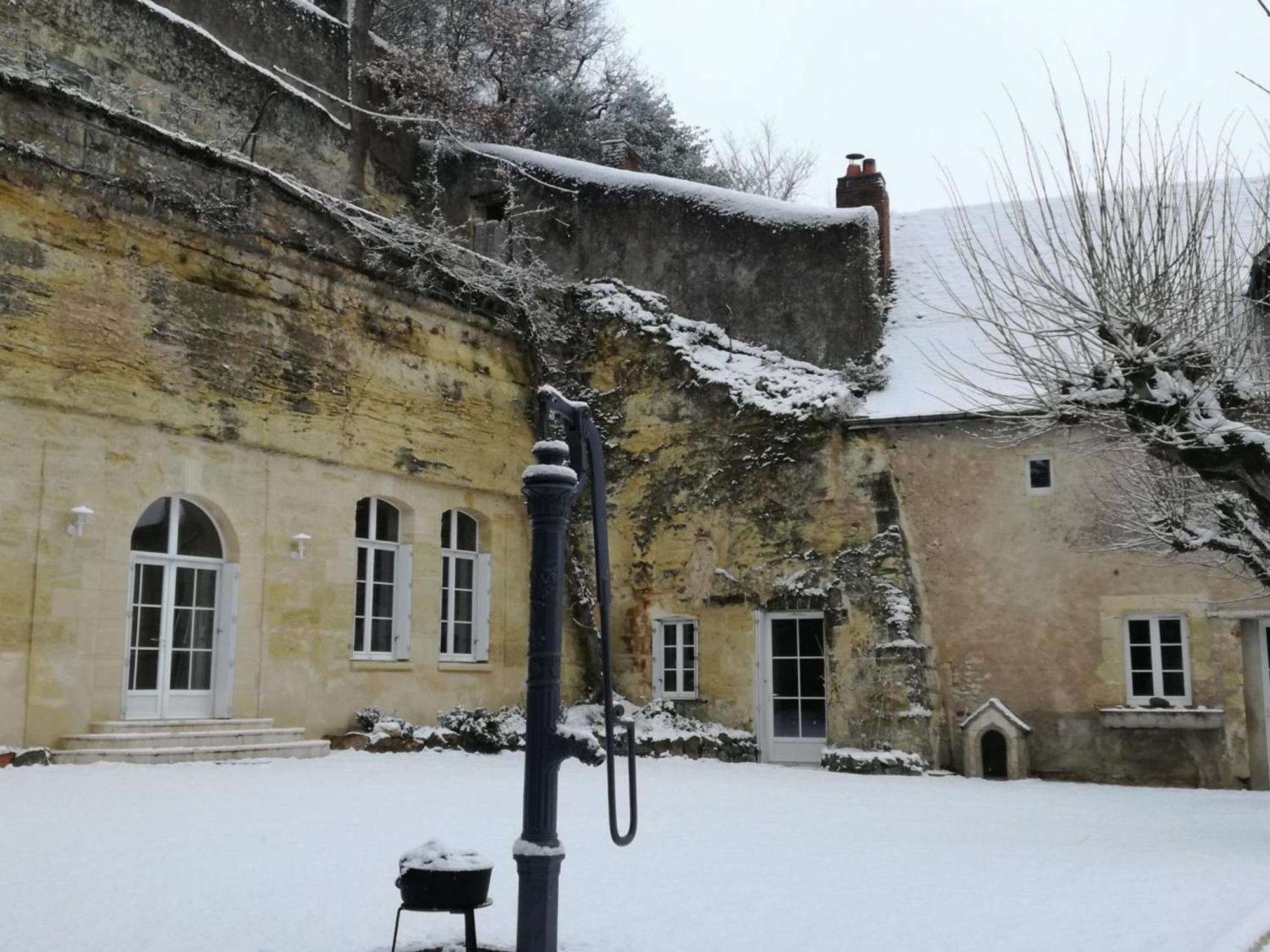 Maison Troglodyte Elegante Avec Spa, Salle De Jeux Et Jardin Clos A Vouvray - Fr-1-381-87 외부 사진