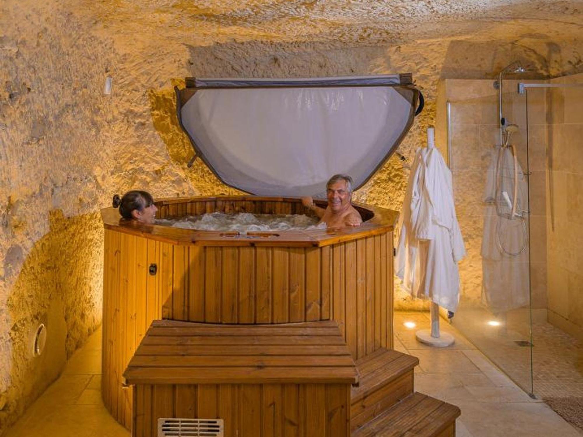 Maison Troglodyte Elegante Avec Spa, Salle De Jeux Et Jardin Clos A Vouvray - Fr-1-381-87 외부 사진