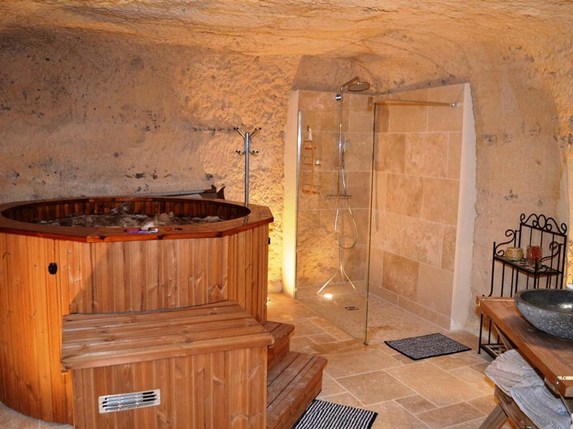 Maison Troglodyte Elegante Avec Spa, Salle De Jeux Et Jardin Clos A Vouvray - Fr-1-381-87 외부 사진
